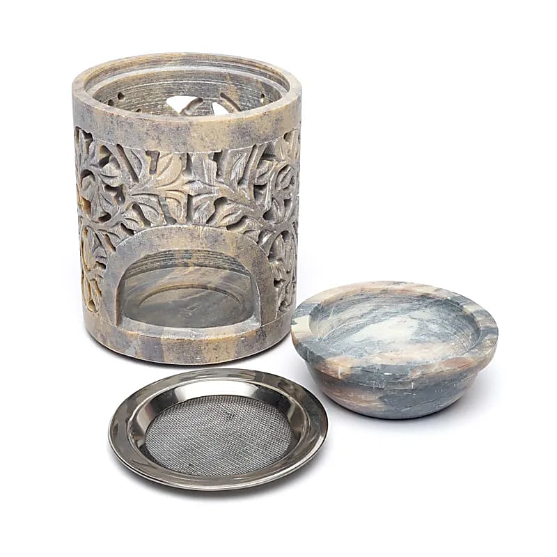 faragott zsírkő edény, amely alkalmas füstölőszerek rácson történő füstölésére és illóolajok párologtatására is.